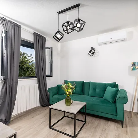 Belic With Pool Apartment