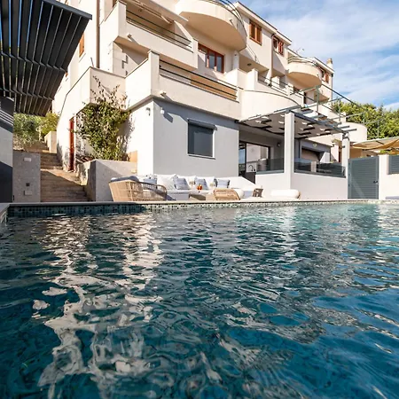 Belic With Pool Appartement